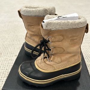 Youth Caribou Sorel boots size 3.